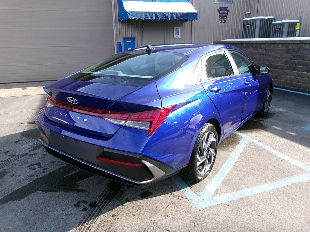 Used 2025 Hyundai Elantra SEL FWD image 4