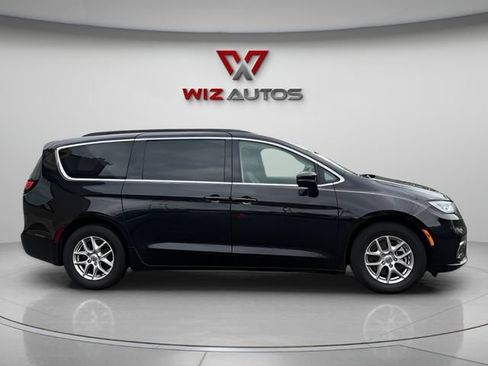 Used 2022 Chrysler Pacifica Touring-L FWD image 5