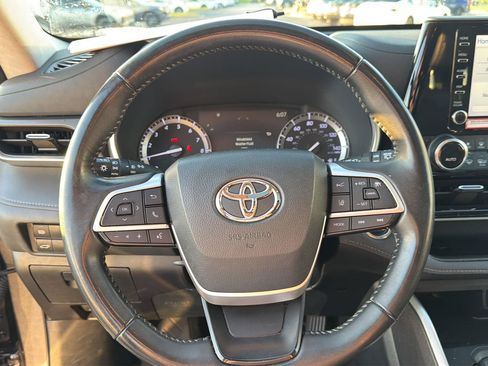 Used 2022 Toyota Highlander XLE FWD image 21