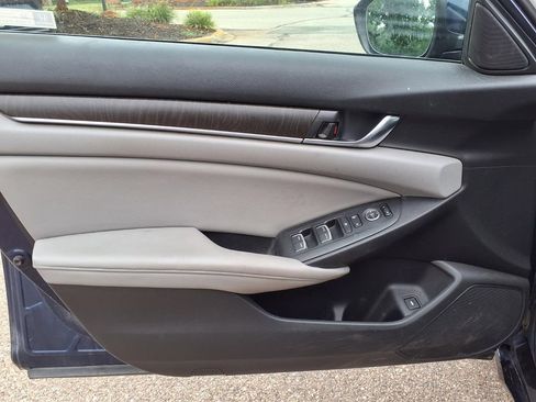 Used 2018 Honda Accord EX image 11