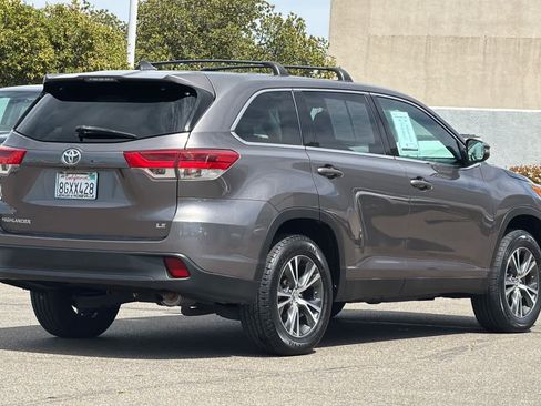 Used 2019 Toyota Highlander Plus w/ Carpet Mat Package (TMS) FWD image 2