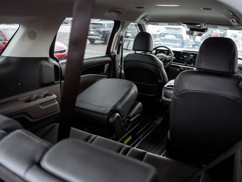 Used 2025 Kia Carnival image 27