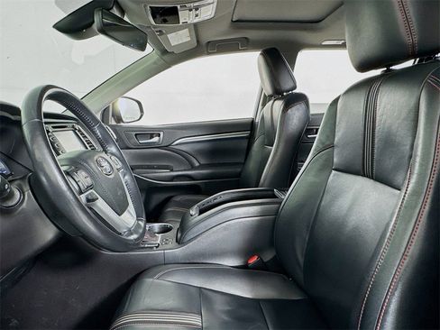 Used 2019 Toyota Highlander SE image 10
