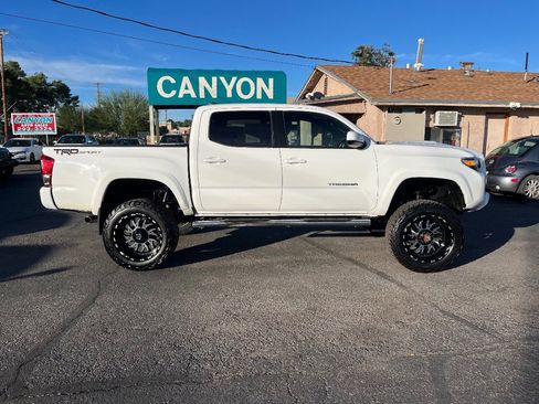 Used 2016 Toyota Tacoma TRD Sport image 3