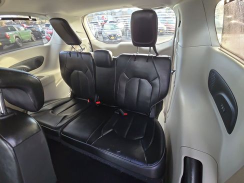 Used 2019 Chrysler Pacifica Limited image 26