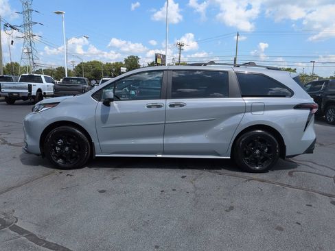 Certified 2025 Toyota Sienna XLE Woodland Edition AWD/4WD image 2