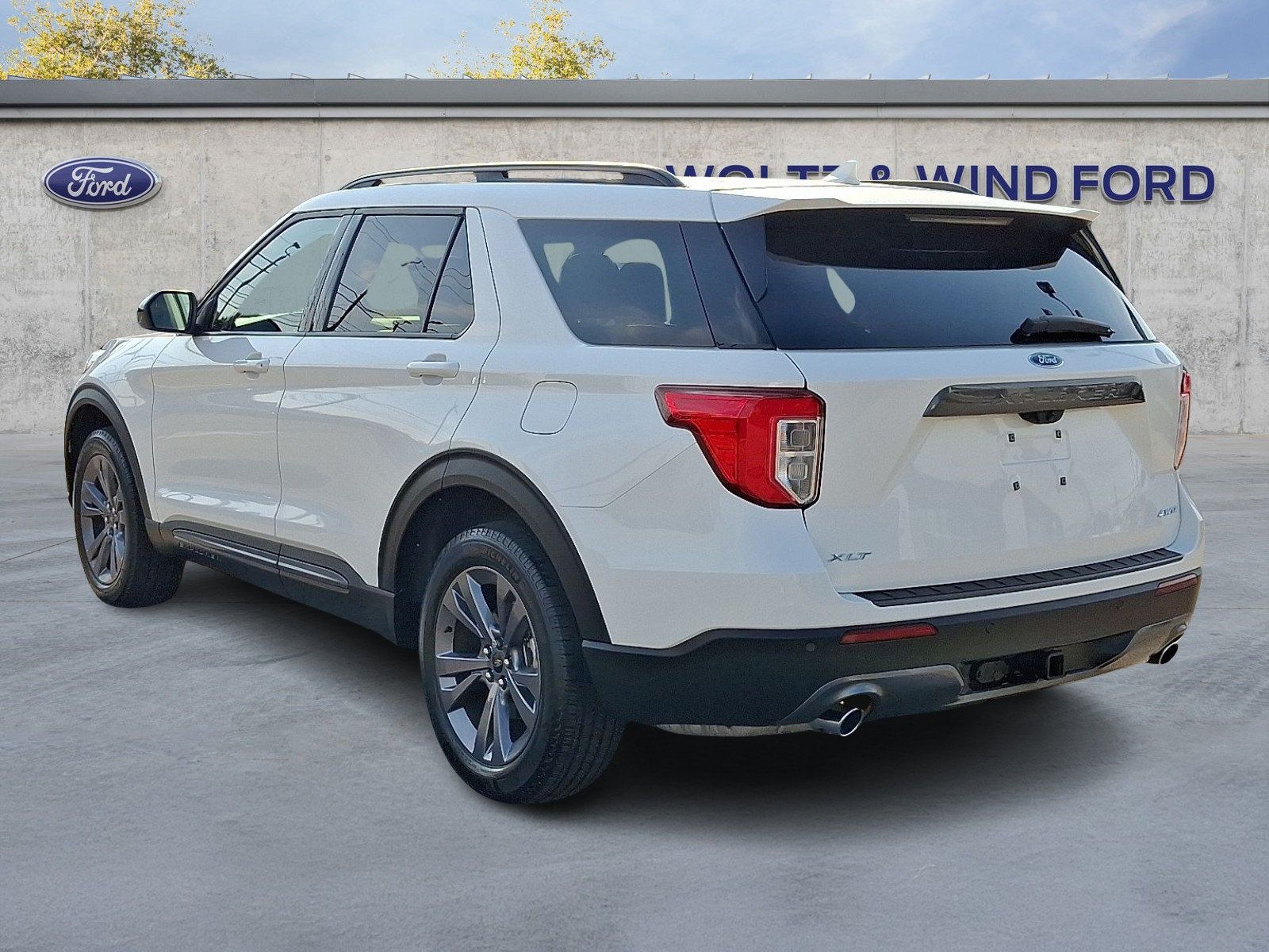 Used 2024 Ford Explorer XLT w/ Equipment Group 202A AWD/4WD image 4