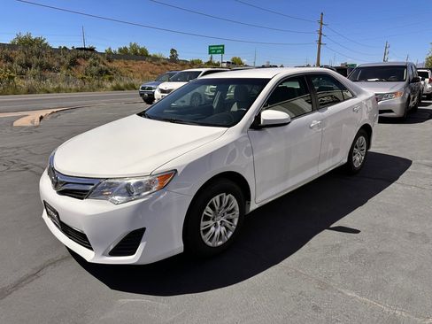 Used 2014 Toyota Camry LE FWD image 2