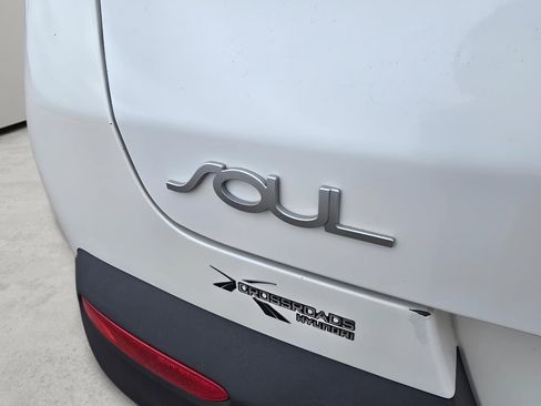 Used 2022 Kia Soul LX image 11