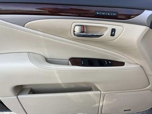 Used 2015 Lexus LS 460 w/ Comfort Package RWD image 26