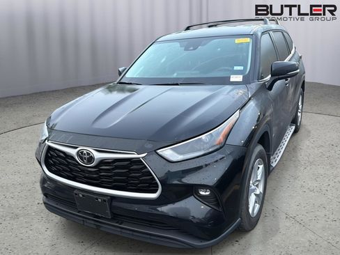 Used 2024 Toyota Highlander LE AWD/4WD image 3