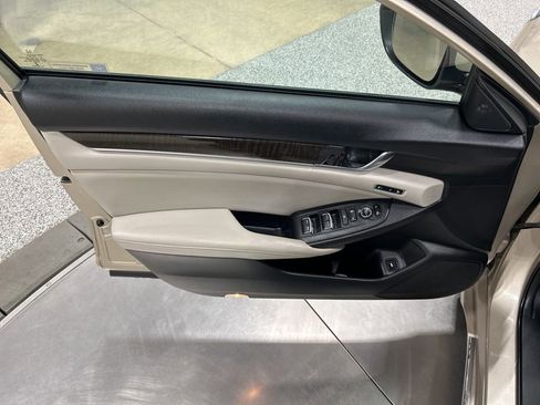 Used 2018 Honda Accord Touring image 12