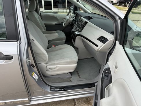 Used 2013 Toyota Sienna L w/ Towing Pkg FWD image 11