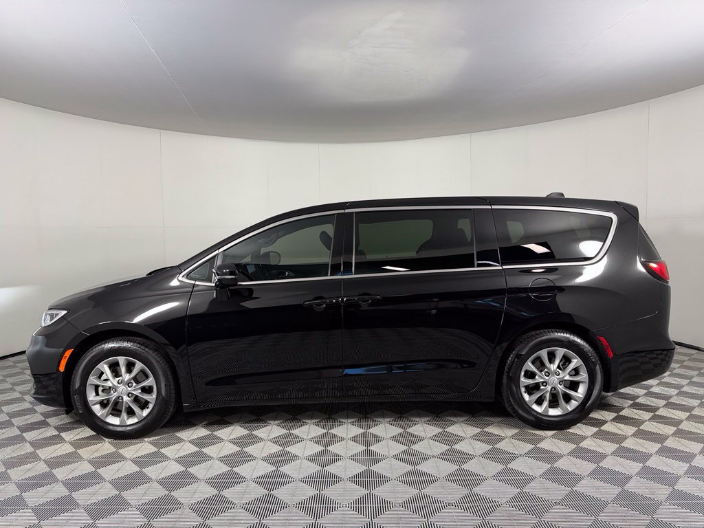 Used 2026 Chrysler Pacifica Limited FWD image 5