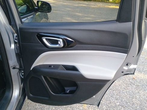 Used 2023 Jeep Compass Limited image 15