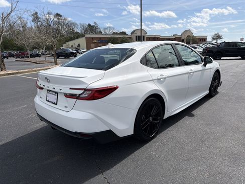 Used 2025 Toyota Camry SE image 5