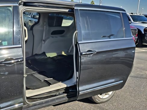 Used 2020 Chrysler Pacifica Limited image 35