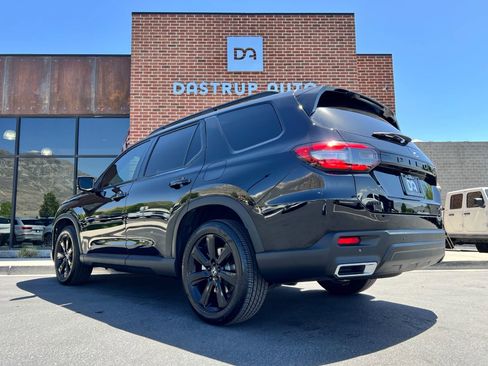 Used 2025 Honda Pilot Black Edition image 4
