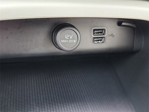 Used 2021 Volvo XC40 T5 Momentum w/ Premium Package image 24