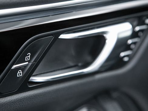 Certified 2024 Porsche Macan AWD/4WD image 25