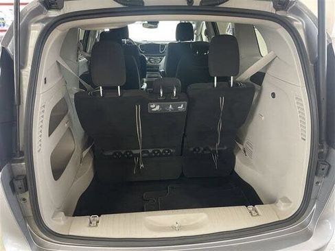 Used 2021 Chrysler Pacifica Touring FWD image 27