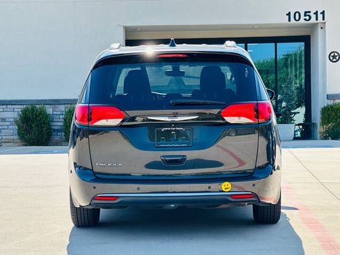 Used 2019 Chrysler Pacifica Touring-L FWD image 10