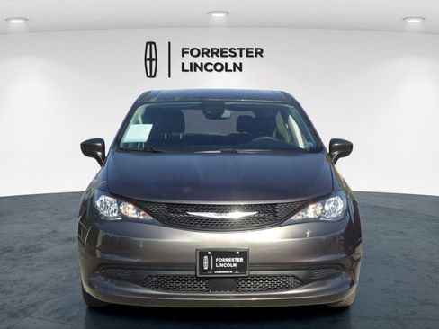 Used 2023 Chrysler Voyager LX FWD image 10