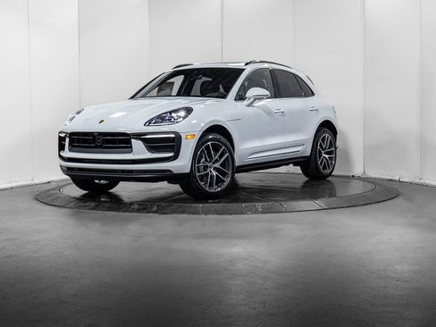 Certified 2025 Porsche Macan image 1