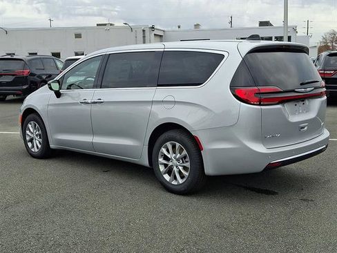New 2026 Chrysler Pacifica Select image 3