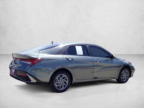 Used 2025 Hyundai Elantra Hybrid FWD image 4