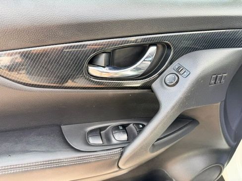 Used 2017 Nissan Rogue SL w/ SL Premium Package FWD image 9
