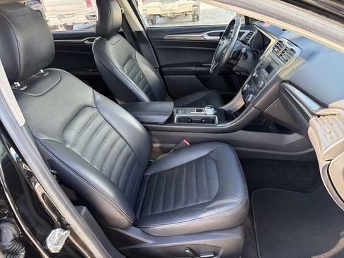 Used 2017 Ford Fusion SE image 25