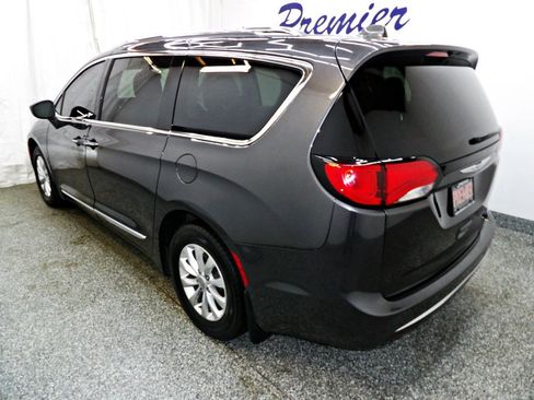 Used 2019 Chrysler Pacifica Touring-L FWD image 4