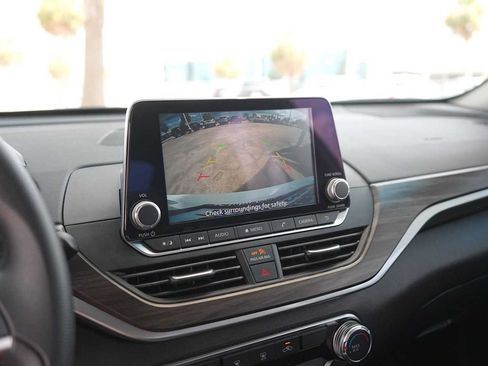 Used 2024 Nissan Altima 2.5 SV FWD image 24