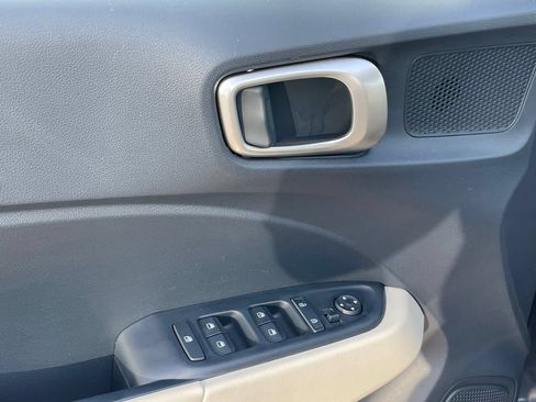 Used 2024 Hyundai Venue Limited FWD image 11