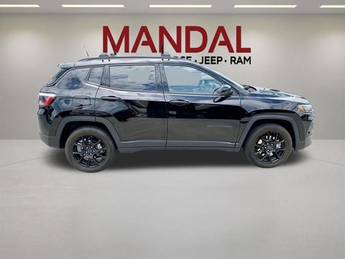 Used 2025 Jeep Compass Latitude w/ Altitude Special Edition AWD/4WD image 4