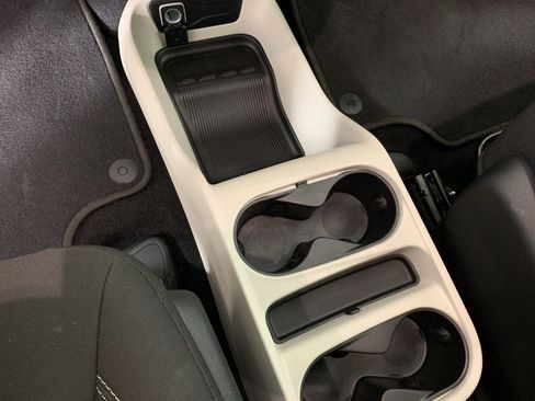 Used 2022 Chrysler Voyager LX image 26