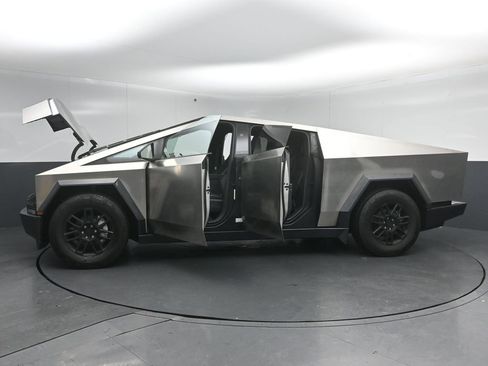 Used 2024 Tesla Cybertruck AWD Crew Cab image 45