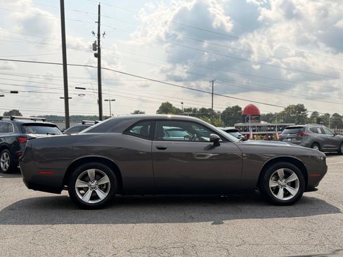 Used 2022 Dodge Challenger SXT RWD image 6