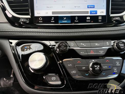 New 2026 Chrysler Pacifica Select image 16