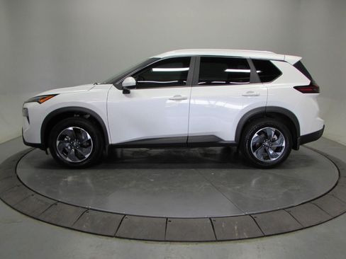 Used 2024 Nissan Rogue SV w/ SV Premium Package FWD image 4