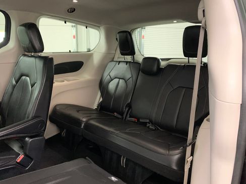 Used 2022 Chrysler Pacifica Touring-L FWD image 19