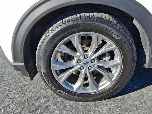 Certified 2022 Ford Explorer XLT w/ Equipment Group 202A image 9