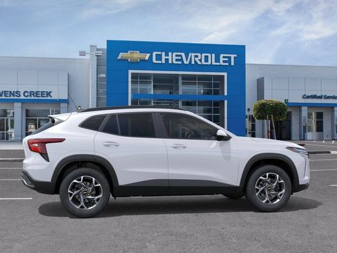 New 2026 Chevrolet Trax LT w/ Driver Confidence Package FWD image 3