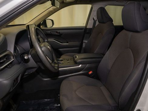 Used 2023 Toyota Highlander L image 11