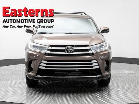 Used 2019 Toyota Highlander LE FWD image 2