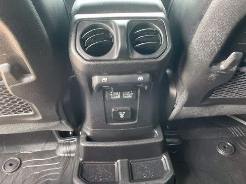 Used 2019 Jeep Wrangler Unlimited Rubicon AWD/4WD image 38