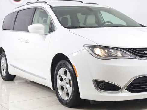 Used 2018 Chrysler Pacifica Touring-L FWD image 38