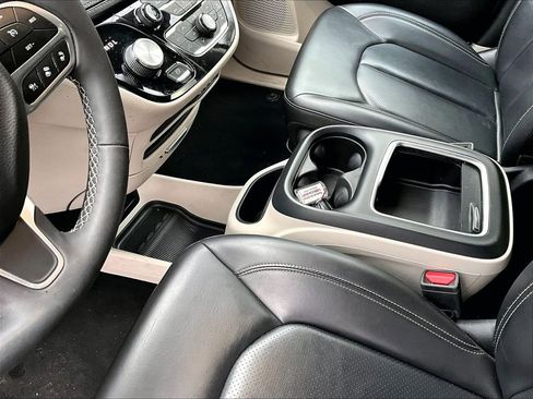 Used 2023 Chrysler Pacifica Touring-L image 13