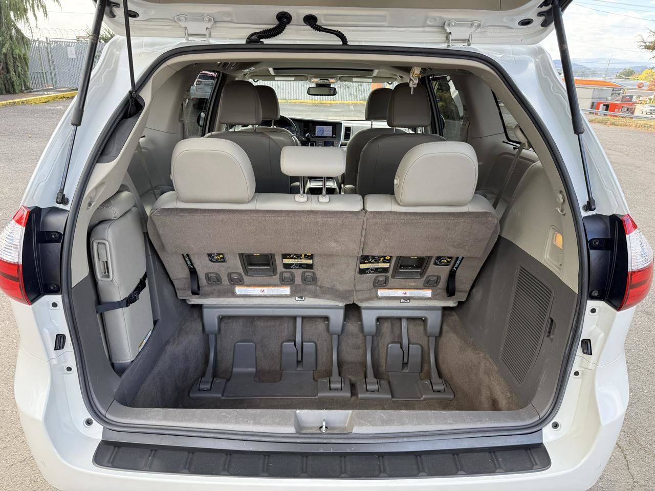 Used 2018 Toyota Sienna XLE w/ XLE Navigation Package FWD image 18